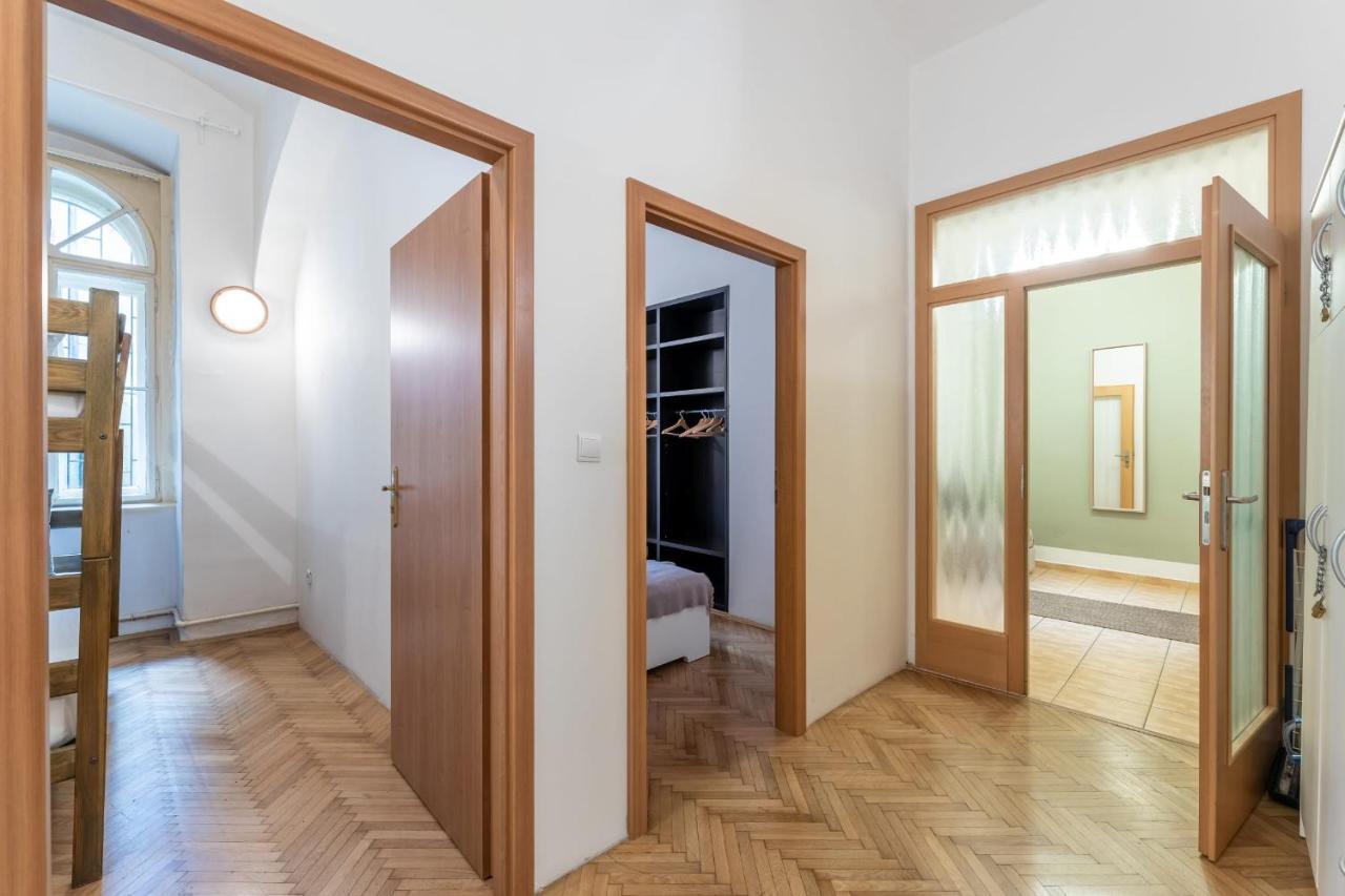 Spacious 3 Bedroom In The Heart Of Praha